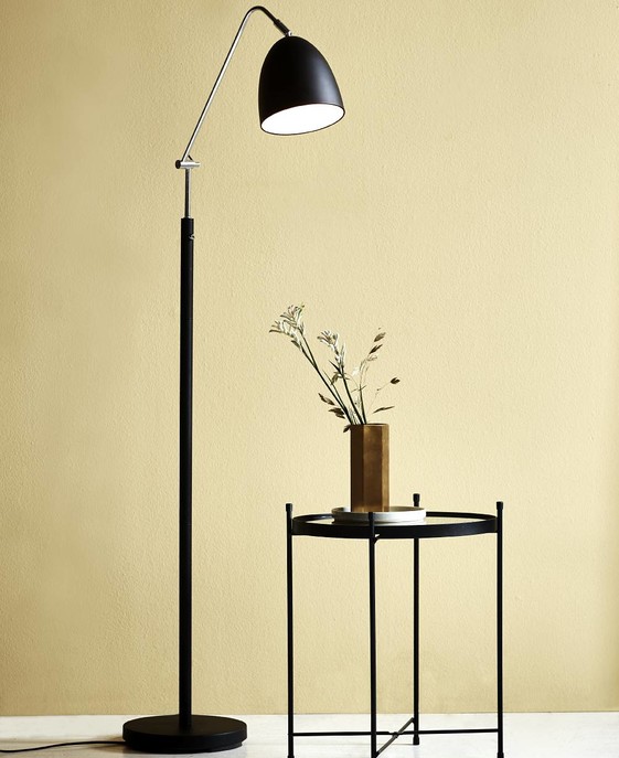 Moderní lampa v nadčasovém designu Alexander od Nordluxu se hodí do bytu i kanceláře díky lesklým kovovým detailům a hedvábnému matnému povrchu.