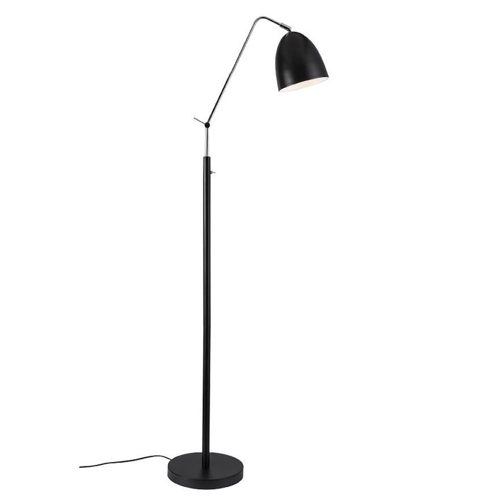 Moderní lampa v nadčasovém designu Alexander od Nordluxu se hodí do bytu i kanceláře díky lesklým kovovým detailům a hedvábnému matnému povrchu. (černá)