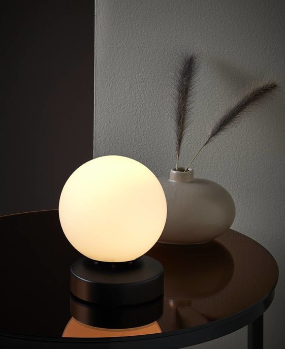 Světlá koule z opálového skla s minimalistickou základnou, to je Nordlux Lilly.