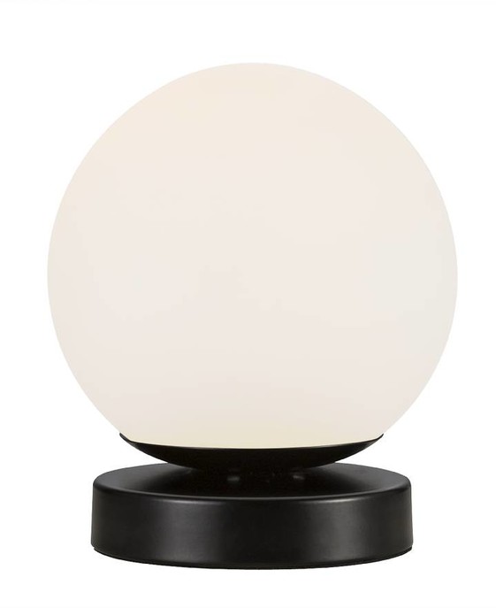 Světlá koule z opálového skla s minimalistickou základnou, to je Nordlux Lilly.