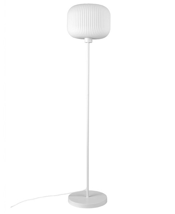 Originální stojací lampu Milford od Nordluxu z bílého opálového skla se skládaným vzhledem můžete mít v kulaté, anebo protáhlé variantě.