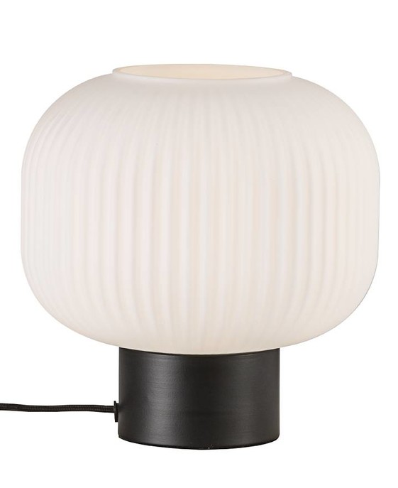 Originální stolní lampičku Milford z bílého opálového skla se skládaným vzhledem můžete mít v kulaté variantě.