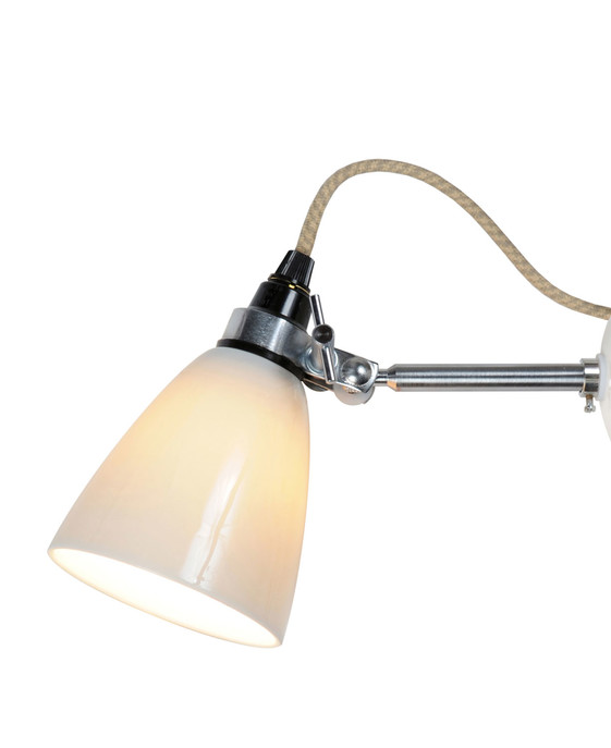 Nástěnná lampička Hector Dome od Original BTC s hladkým porcelánovým stínítkem v bílé barvě a kabelem s textilním opředením, zapojitelná do zásuvky, s vypínačem na kabelu, ve dvou velikostech.