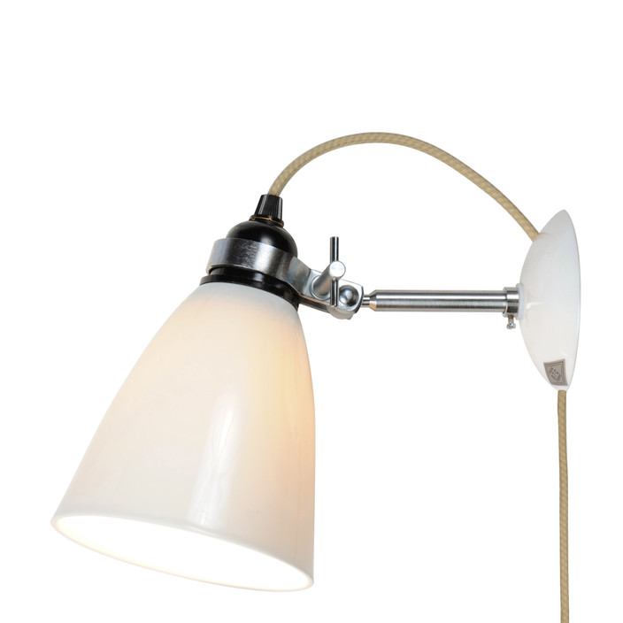 Nástěnná lampička Hector Dome od Original BTC s hladkým porcelánovým stínítkem v bílé barvě a kabelem s textilním opředením, zapojitelná do zásuvky, s vypínačem na kabelu, ve dvou velikostech. (Průměr: Ø12cm)