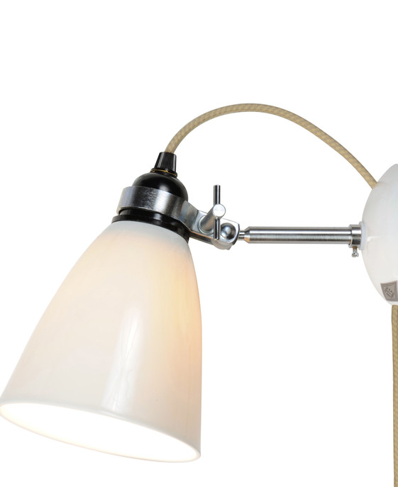 Nástěnná lampička Hector Dome od Original BTC s hladkým porcelánovým stínítkem v bílé barvě a kabelem s textilním opředením, zapojitelná do zásuvky, s vypínačem na kabelu, ve dvou velikostech.