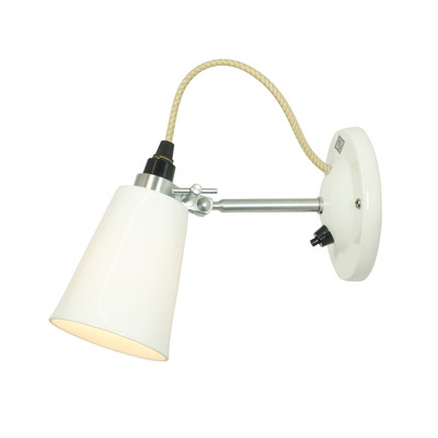 Nástěnná lampička Hector Flowerpot od Original BTC s hladkým porcelánovým stínítkem v bílé barvě a kabelem s textilním opředením, s vypínačem na základně, ve dvou velikostech.