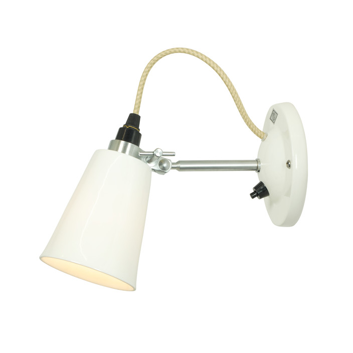 Nástěnná lampička Hector Flowerpot od Original BTC s hladkým porcelánovým stínítkem v bílé barvě a kabelem s textilním opředením, s vypínačem na základně, ve dvou velikostech. (Průměr: Ø9cm)