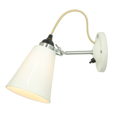 Nástěnná lampička Hector Flowerpot od Original BTC s hladkým porcelánovým stínítkem v bílé barvě a kabelem s textilním opředením, s vypínačem na základně, ve dvou velikostech.