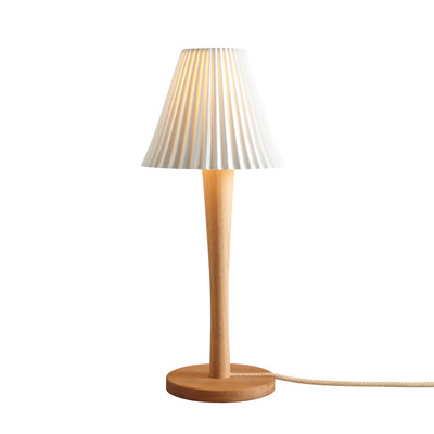 Stolní lampička Cecil Stem od Original BTC má porcelánové stínítko na elegantním dřevěném podstavci (třešeň, ořech nebo dub)