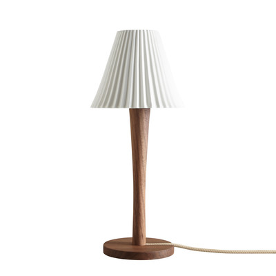 Stolní lampička Cecil Stem od Original BTC má porcelánové stínítko na elegantním dřevěném podstavci (třešeň, ořech nebo dub)