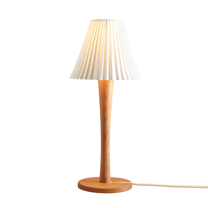 Stolní lampička Cecil Stem od Original BTC má porcelánové stínítko na elegantním dřevěném podstavci (třešeň, ořech nebo dub) ()