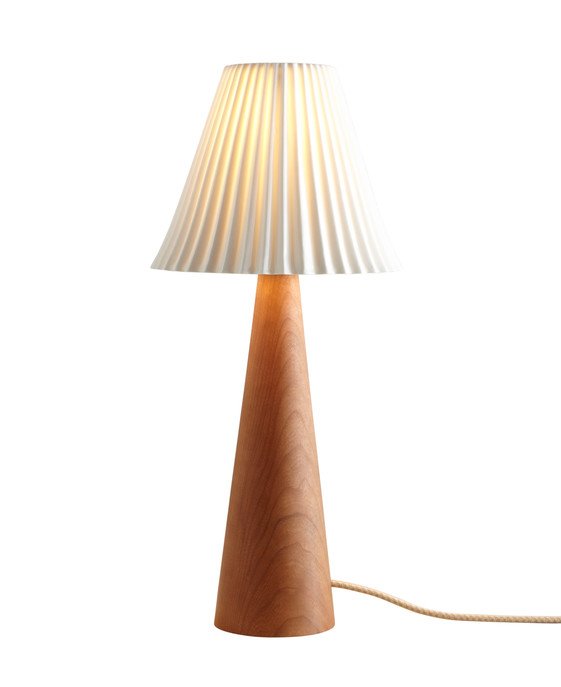 Stolní lampička Cecil od Original BTC - porcelánové stínítko na podstavci z masivního dřeva (třešeň, ořech nebo dub)