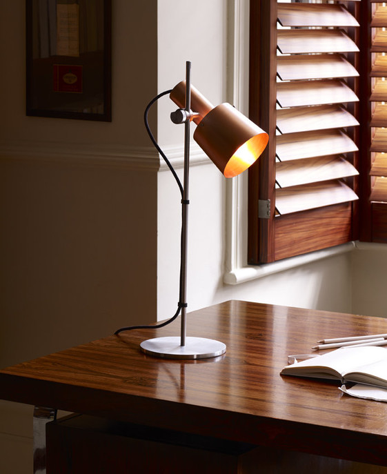Stylová stolní lampička Chester od Original BTC. Čisté linie, ideální osvětlení pracovního stolu