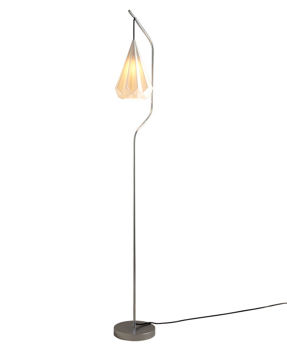 Stojací lampa Hatton od Original BTC. Bílé porcelánové stínítko ve tvaru diamantu v závěsu na chromované základně. Designový unikát