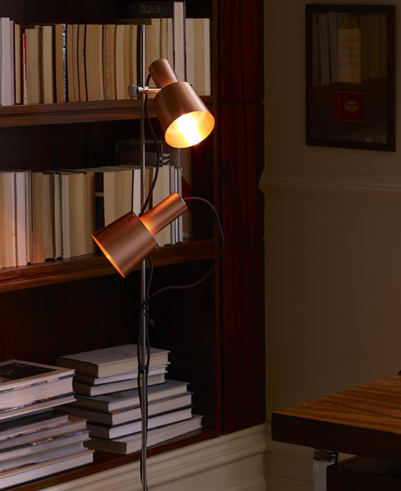Stylová stojací lampa Chester od Original BTC. Čisté linie, ideální osvětlení pracovního zákoutí