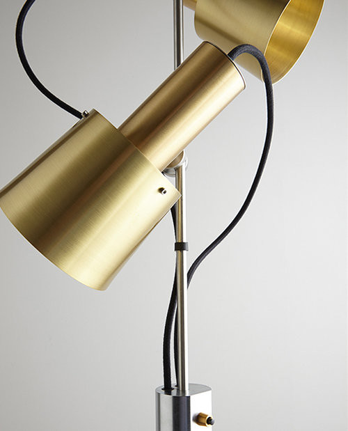 Stylová stojací lampa Chester od Original BTC. Čisté linie, ideální osvětlení pracovního zákoutí