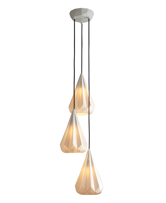 Trojitá závěsná lampa Hatton 3 od Original BTC. Bílá porcelánová stínítka inspirovaná tvarem diamantu. Designový unikát.