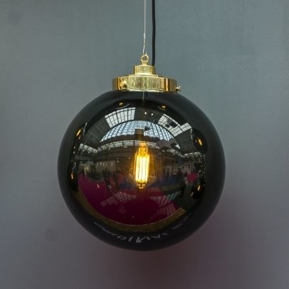Globe Large od Original BTC - kulaté skleněné stínítko na mosazném nebo chromovaném závěsu. Opálové, kouřové nebo čiré bublinkové sklo. Textilní kabel 