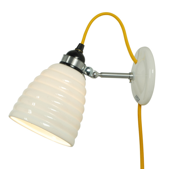 Nástěnná lampička Hector Bibendum od Original BTC se stínítkem z bílého porcelánu a kabelem s textilním opletením v různých barvách. (Barva kabelu: žlutá)