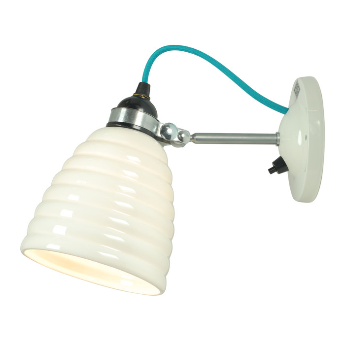 Nástěnná lampička Hector Bibendum od Original BTC se stínítkem z bílého porcelánu a kabelem s textilním opletením v různých barvách. (Barva kabelu: tyrkysová)