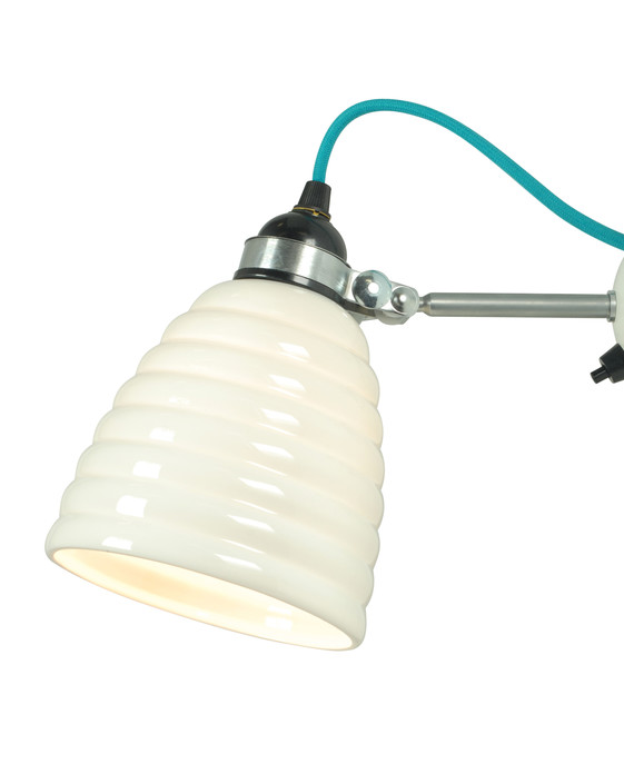 Nástěnná lampička Hector Bibendum od Original BTC se stínítkem z bílého porcelánu a kabelem s textilním opletením v různých barvách.