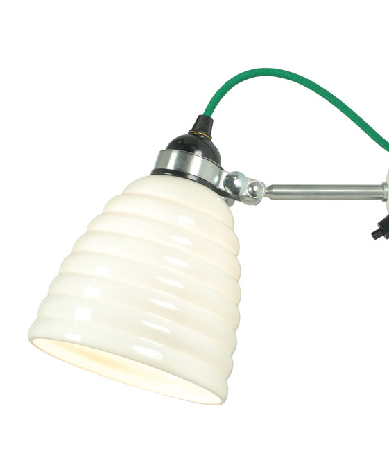 Nástěnná lampička Hector Bibendum od Original BTC se stínítkem z bílého porcelánu a kabelem s textilním opletením v různých barvách.