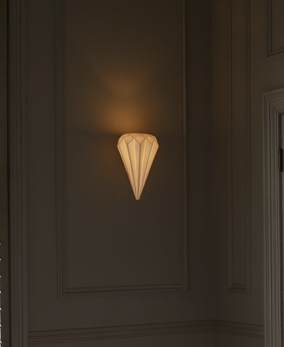 Nástěnná lampa Hatton 3 od Original BTC dodá vašemu domovu punc elegance a stylu. Skládaný efekt porcelánového stínítka ve tvaru diamantu vynikne i ve dne.