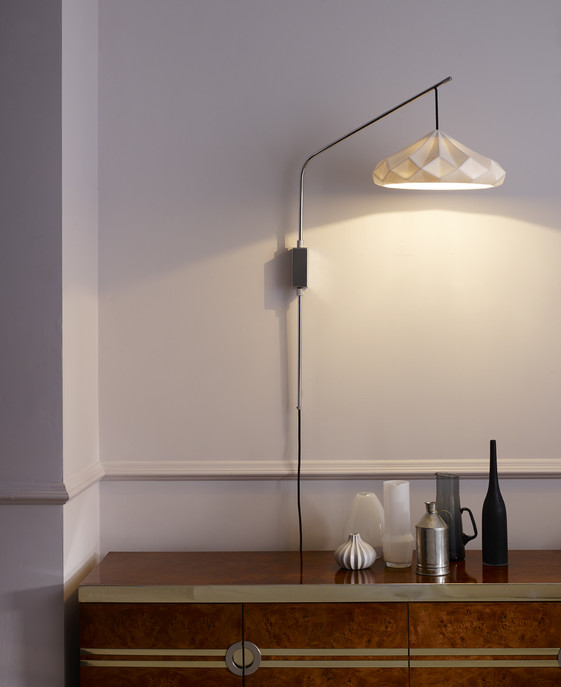Nástěnná lampa Hatton 4 od Original BTC dodá Vašemu domovu punc elegance a stylu. Porcelánové stínítko na chromovaném závěsu vytváří hru světel i za dne.
