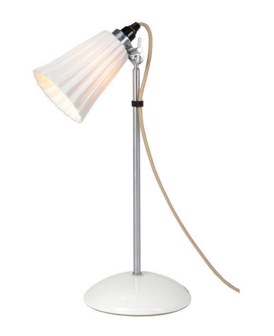 Stolní lampička Hector Pleat od Original BTC s vroubkovaným porcelánovým stínítkem v bílé barvě a kabelem s textilním opředením. Ve dvou velikostech.