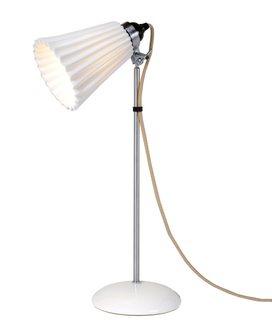 Stolní lampička Hector Pleat od Original BTC s vroubkovaným porcelánovým stínítkem v bílé barvě a kabelem s textilním opředením. Ve dvou velikostech.