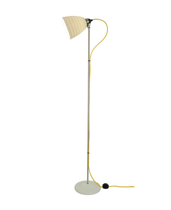 Stojací lampa Hector Bibendum od Original BTC se stínítkem z bílého porcelánu a kabelem s textilním opletením v různých barvách. 