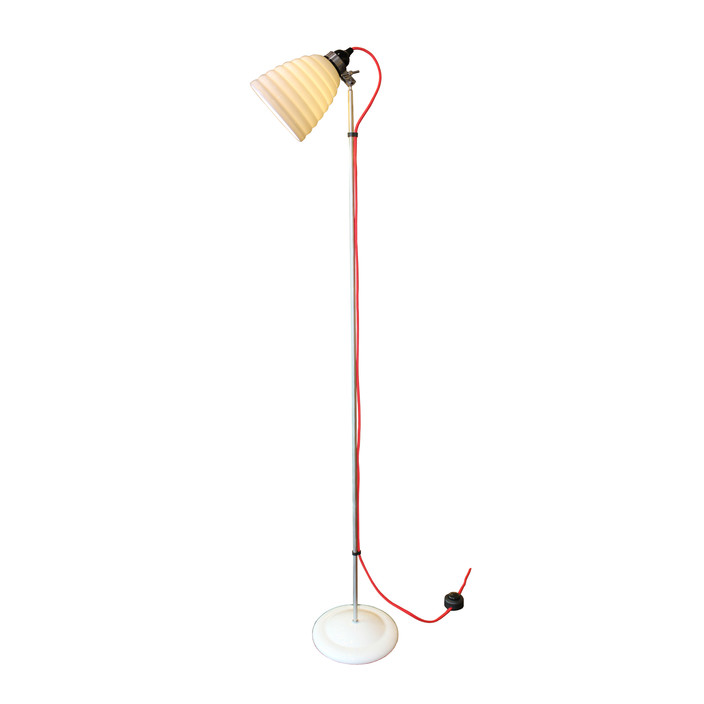 Stojací lampa Hector Bibendum od Original BTC se stínítkem z bílého porcelánu a kabelem s textilním opletením v různých barvách.  (Barva kabelu: červená)