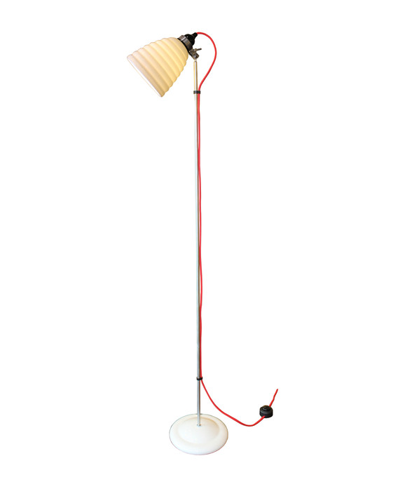 Stojací lampa Hector Bibendum od Original BTC se stínítkem z bílého porcelánu a kabelem s textilním opletením v různých barvách. 