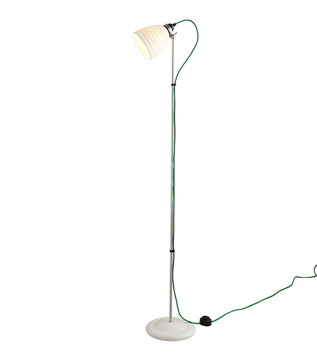 Stojací lampa Hector Bibendum od Original BTC se stínítkem z bílého porcelánu a kabelem s textilním opletením v různých barvách.  (Barva kabelu: zelená)