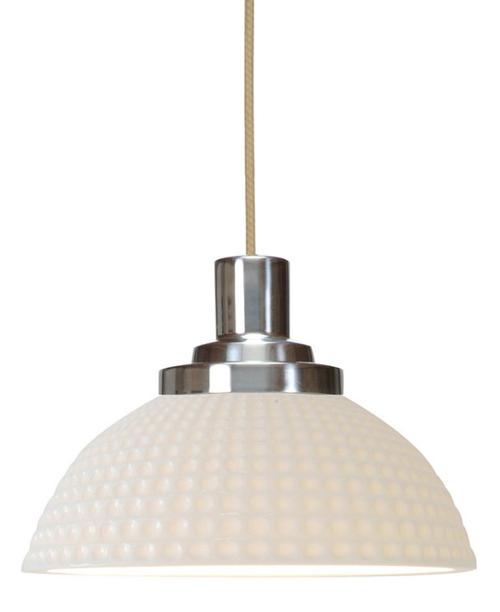 Závěsná lampa Cosmo od Original BTC s porcelánovým stínítkem s hladkým, vroubkovaným, nebo důlkovaným povrchem.
