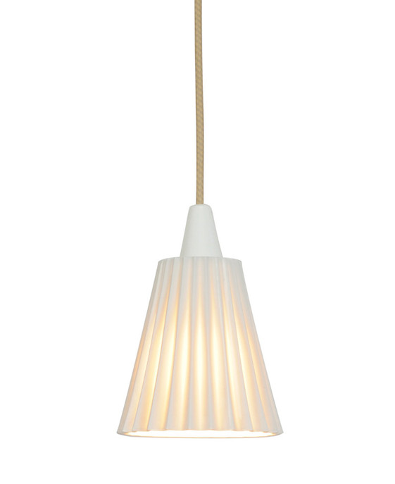 Závěsná lampa Hector Pleat od Original BTC s vroubkovaným porcelánovým stínítkem v bílé barvě a kabelem s textilním opředením. Ve dvou velikostech.