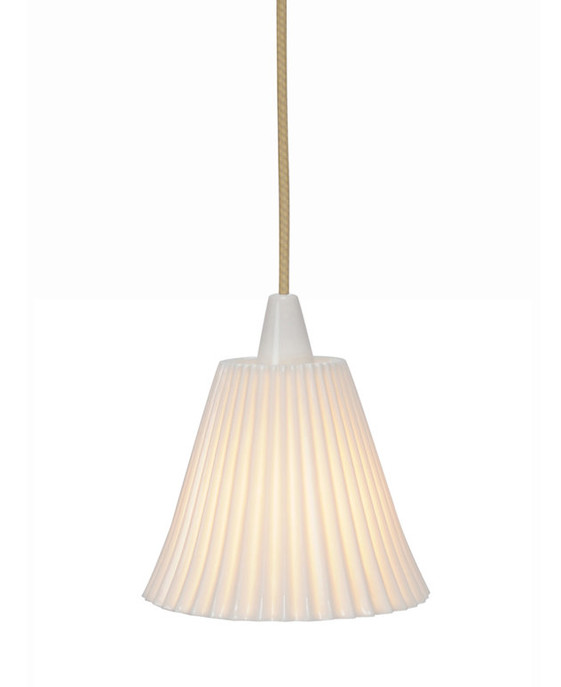 Závěsná lampa Hector Pleat od Original BTC s vroubkovaným porcelánovým stínítkem v bílé barvě a kabelem s textilním opředením. Ve dvou velikostech.