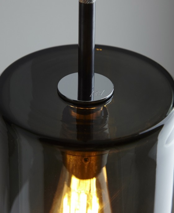 Závěsné světlo Brompton od Original BTC - stínítko z antracitového skla, uchycení z mosazi s patinou, černý textilní kabel. Ve třech velikostech.