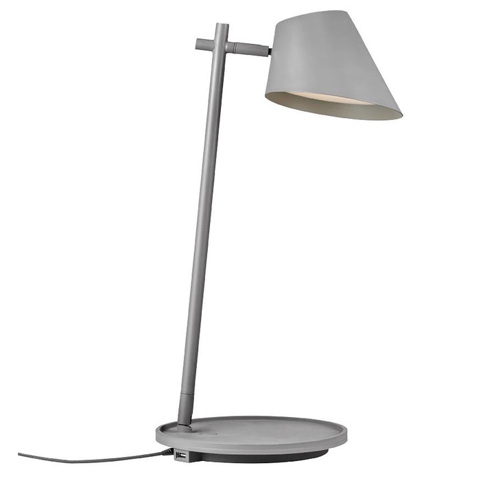Stay od Nordluxu je multifunkční lampička, stolní nebo nástěnná, v podstavci zabudovaný USB výstup, v černé a šedé barvě. (šedá)